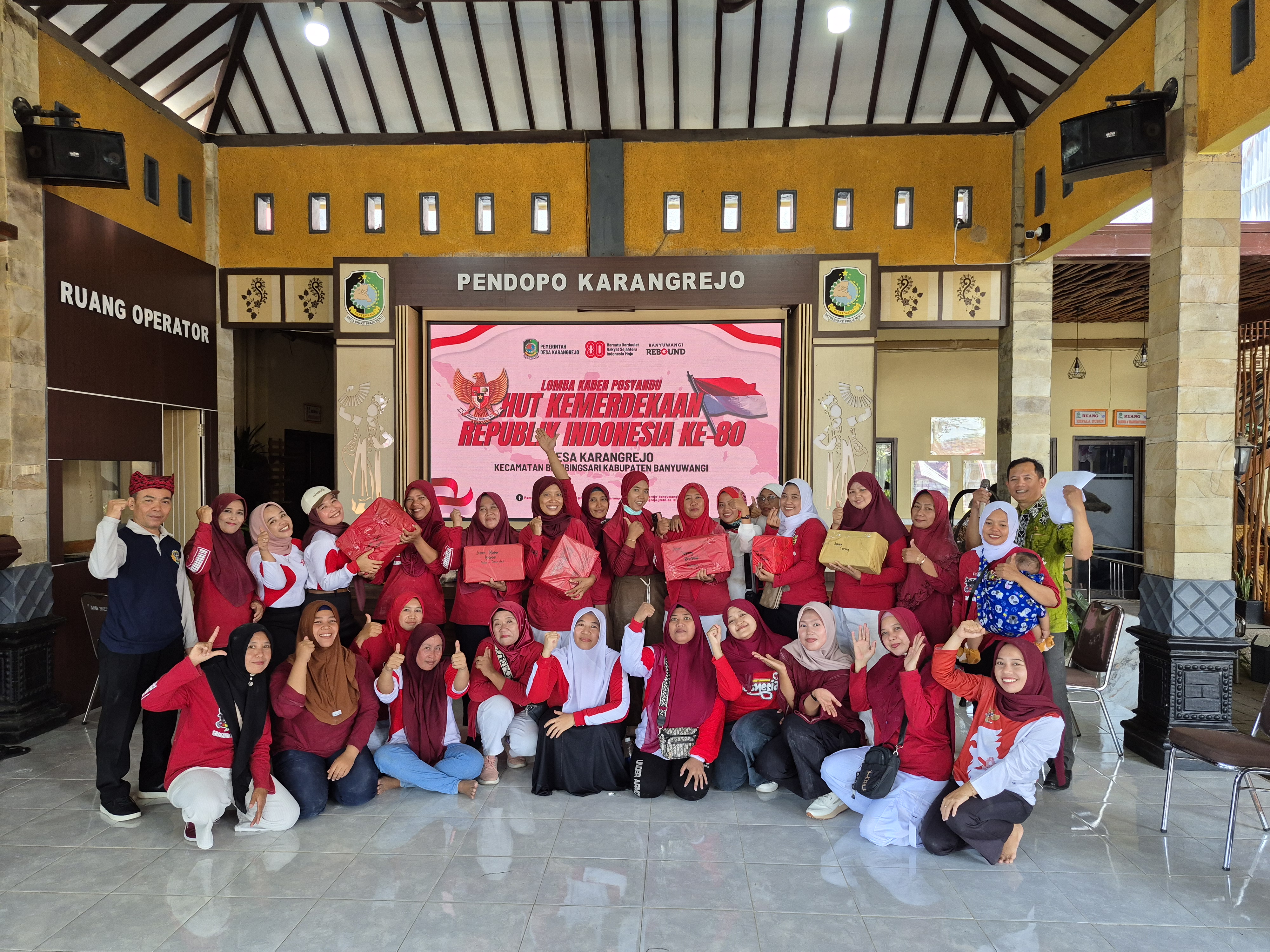 PHOTO BERSAMA SETELAH PENERIMAAN HADIAH