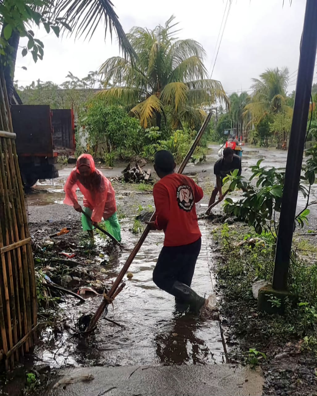 PEMDES KARANGREJO DAN WARGA SALING GOTONG ROYONG