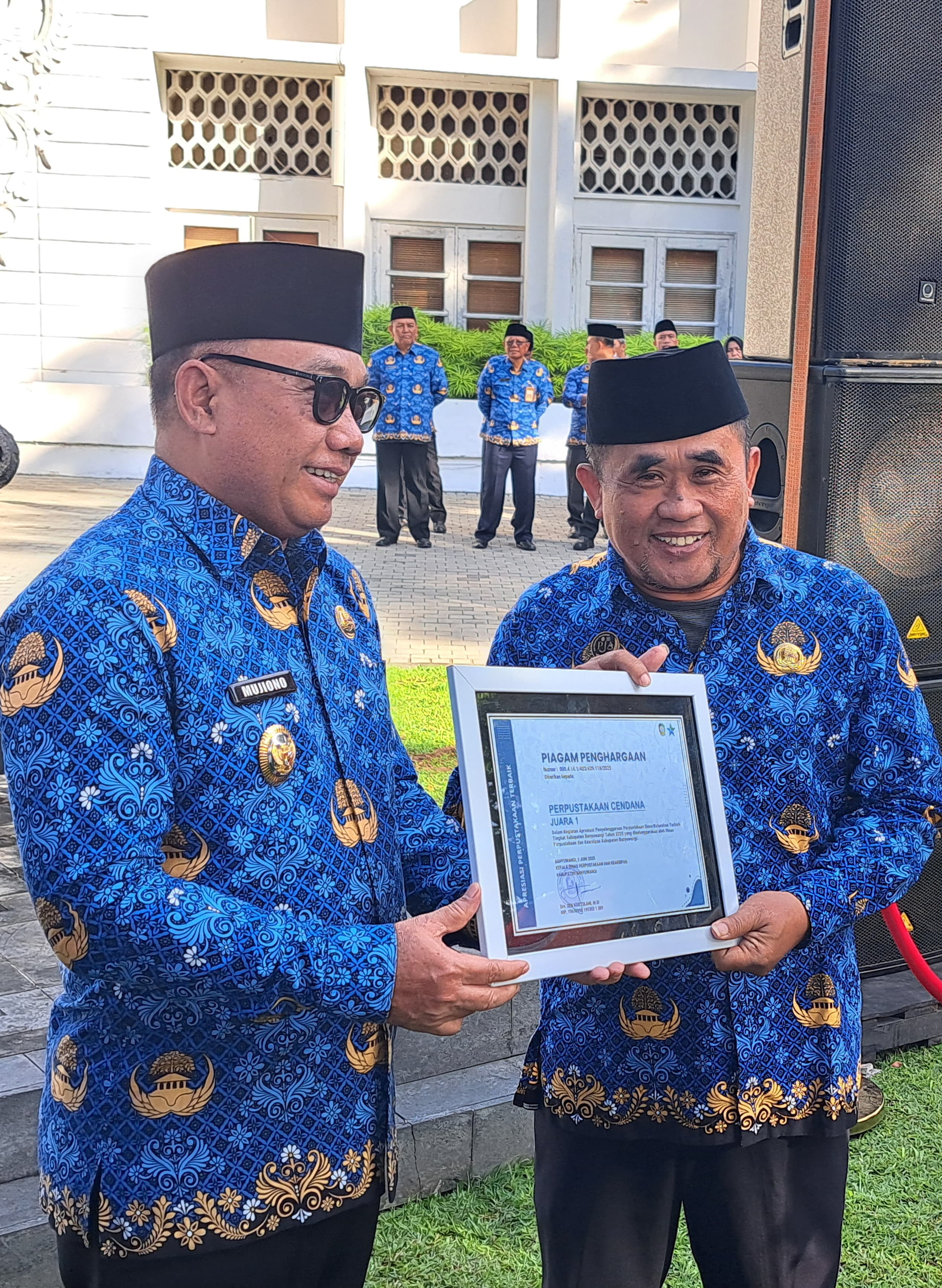 PENYERARAHAN PIAGAM PENGHARGAAN OLEH BAPAK WAKIL BUPATI BANYUWANGI